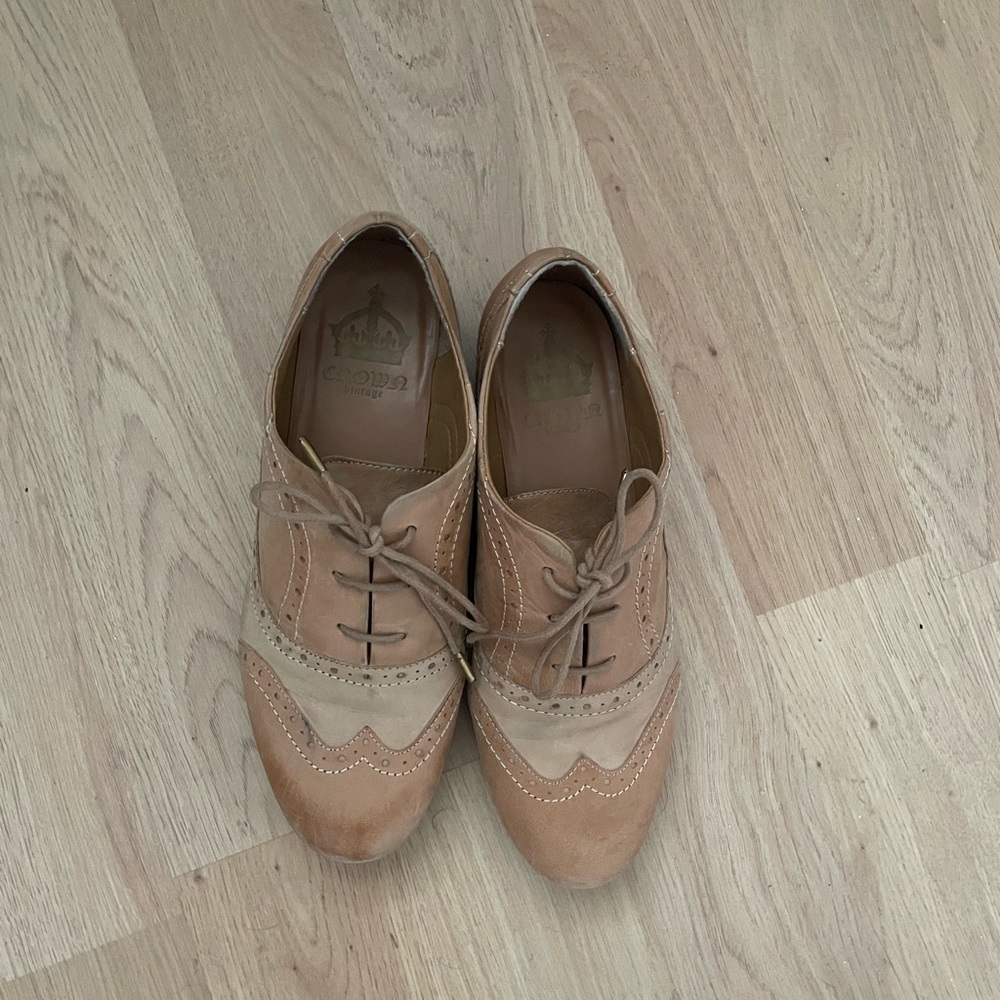 Tan/Nude Crown Vintage Lace Up Brogues/Oxfords. Womens Size 10